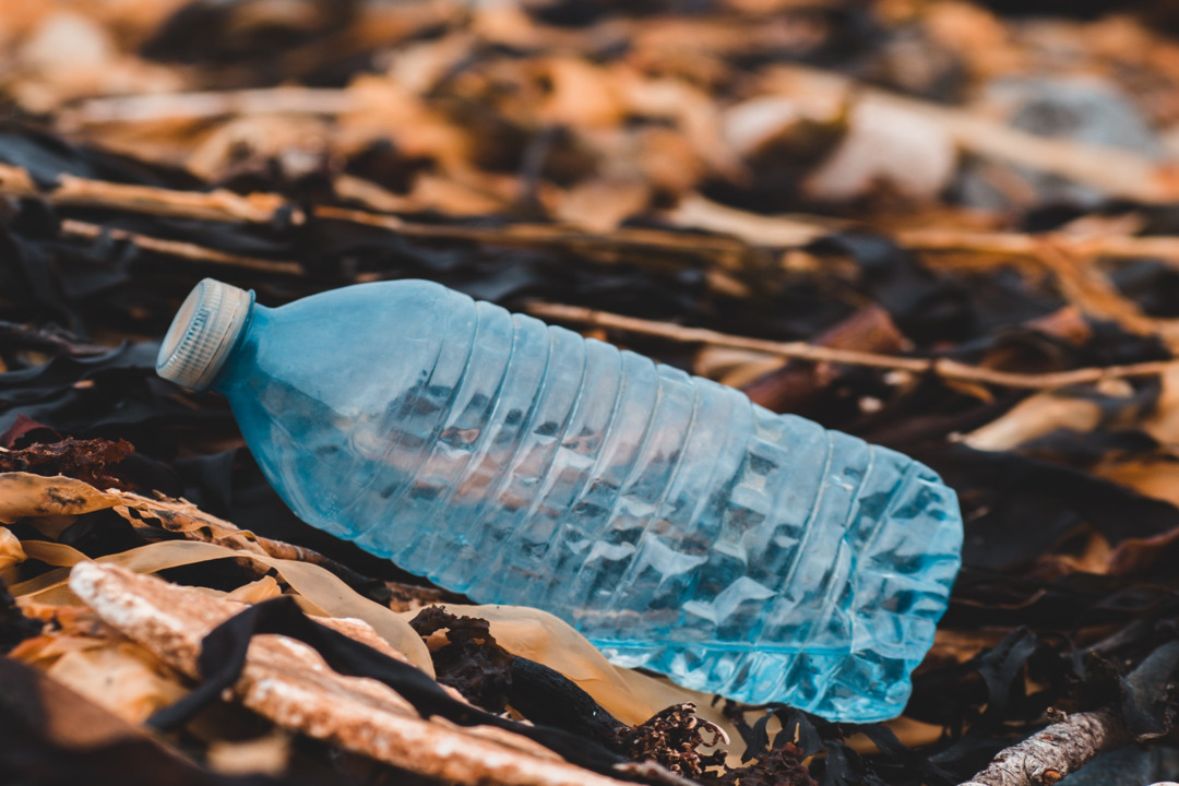 Plastikinis butelis ant kranto
